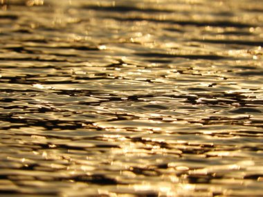 Gün batımında su yüzeyinin yakın çekimi.