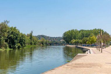 Portekiz 'in Montargil bölgesindeki Ponte de Sor şehrinin Riverside bölgesinde.