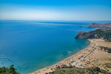 Mavi Akdeniz manzaralı Lindos Körfezi, Akropol 'ün tepesinden manzara