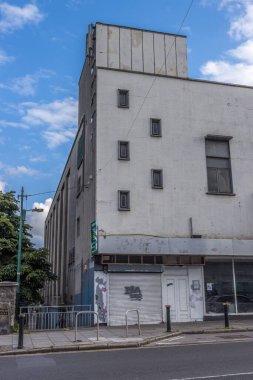 Güneşli bir günde Dublin 'in Phibsborough semtinde bir bina