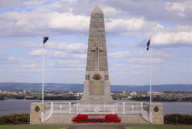 Gelincikler, Perth WA 'daki Kings Park' taki Eyalet Savaşı Anıtı 'nın önünde yatıyordu. Gelincikler, ANZAC Gallipol savaşında hayatını kaybedenlere hatırlatıyorlar..