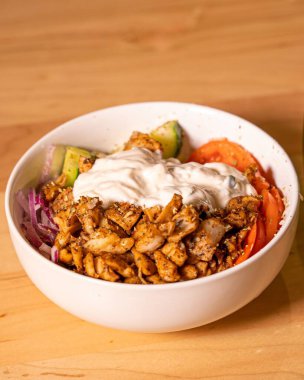 Masanın üstüne ekşi krema dökülmüş tavuk kasesi.