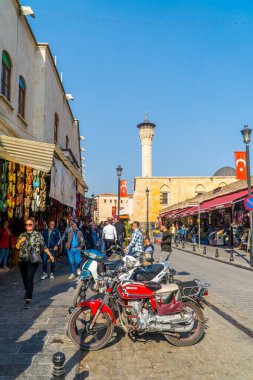Gaziantep 'in sokak manzarası ve eski şehrin baharat dükkanlarında hindi yiyen insanlar.
