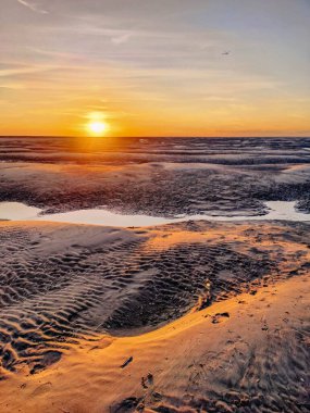 Baie de Somme 'nin hava aracı görüntüsü Fransa' da altın saatinde geniş bir haliçtir.