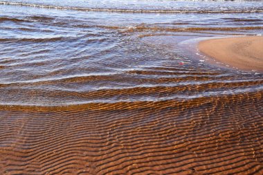 Dalgalı bir denizin yüksek açılı görüntüsü
