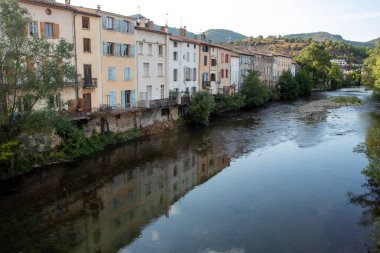 Şehirde bir nehir deresi