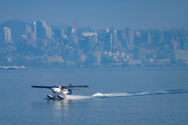 Vancouver şehir merkezine iniş yapan bir deniz uçağı.