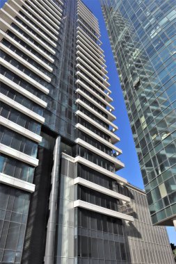 San Francisco 'daki One Rincon Hill Güney Kulesi' nin alçak açılı manzarası.