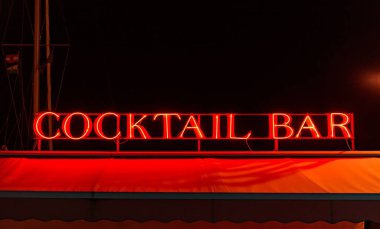 Geceleri kırmızı neon kokteyl barı tabelası