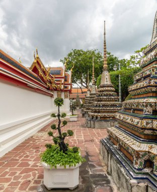 Bangkok, Tayland 'daki Wat Pho Budist Tapınağı' nda renkli seramik bir çömlek.