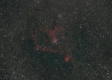 Açık yıldız kümesi Pleiades gece gökyüzünde Andromeda galaksisinin altında parıldıyor.