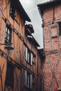 Eski tuğla binaların dikey görüntüsü..