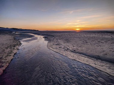 Baie de Somme 'nin hava aracı görüntüsü Fransa' da altın saatinde geniş bir haliçtir.