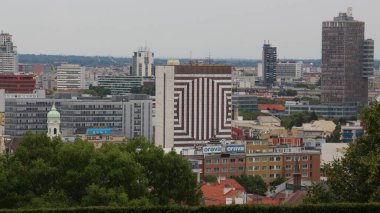 Slovakya 'daki bir tepeden Bratislava' nın ufuk çizgisinin hava görüntüsü.