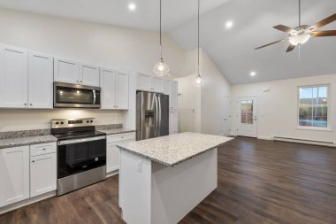 Güzel bir tasarımı olan çağdaş ve modern bir odanın içini.