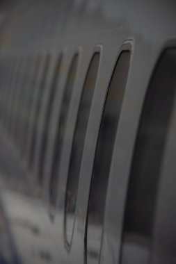 Uçak pencerelerinin dikey görüntüsü