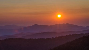 Akşam tepelerin üzerinde gün batımı gökyüzü - mükemmel duvar kağıdı