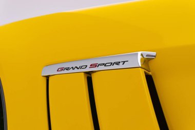 Üzerinde Grand Sport logosu olan sarı Corvette C6 Grand Sport hava akışı..