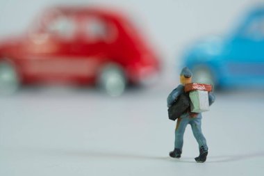 Beyaz arka planda izole edilmiş minyatür bir postacının yakın plan fotoğrafı.