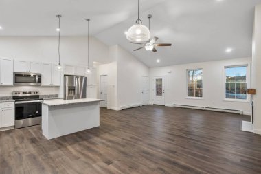 Güzel bir tasarımı olan çağdaş ve modern bir odanın içini.