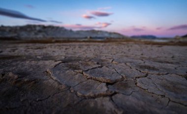 Kuzey İzlanda 'da çamur çatlaklarının seçici odak noktası