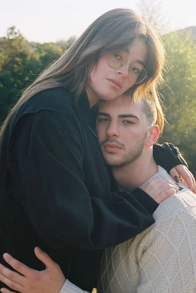 Une Verticale Couple Serrant Dans Ses Bras Regardant Caméra Femelle — Photo