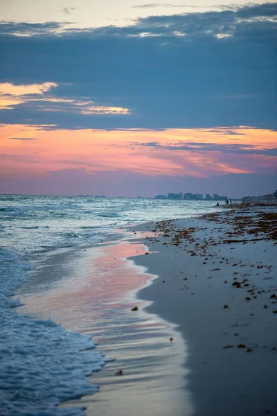 一个迷人而平静的落日在海滩上的垂直镜头 — 图库照片