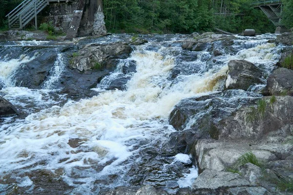 Uma Cachoeira Fluindo Sobre Rochas — Fotografia de Stock