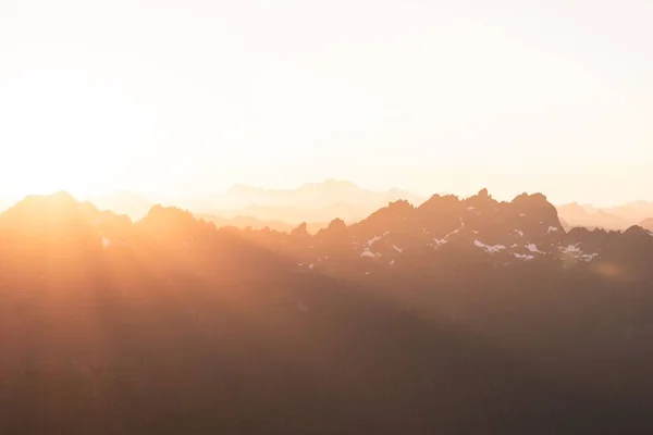 워싱턴 올림픽 지대의 석양이 내려다 보이는 바위투성이 — 스톡 사진