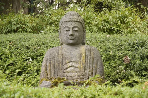 Ένα Ιαπωνικό Άγαλμα Του Βούδα Στον Κήπο — Φωτογραφία Αρχείου
