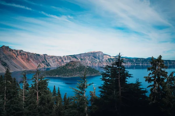 stock image A mesmerizing view of the cloudy blue sky over the calm lake