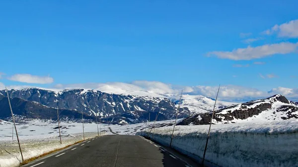 Paisagem Maciços Montanhosos Estrada Asfalto Vazia Cenário Inverno — Fotografia de Stock