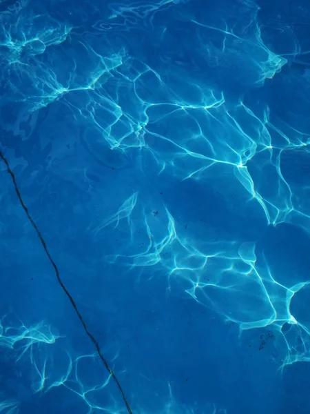 Ein Blick Von Oben Auf Tiefblaues Wasser Einem Schwimmbad — Stockfoto