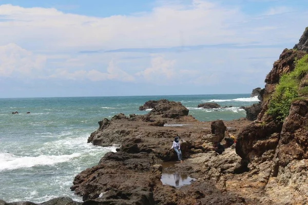 Sebuah Gambar Indah Dari Pemandangan Laut Dengan Batu Bawah Awan — Stok Foto