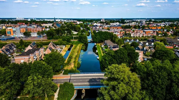 以Heerenveen镇为背景的一座横跨河流的小桥的航拍 — 图库照片