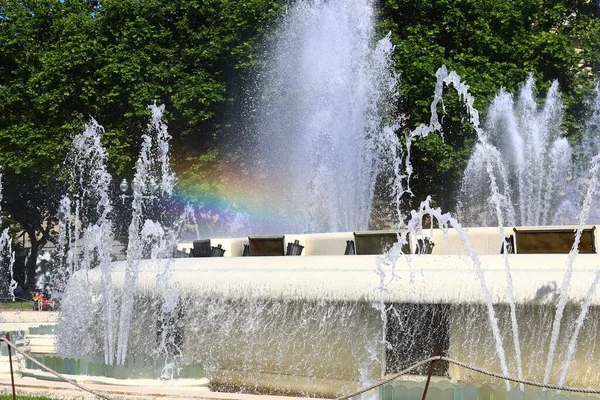 Une Vue Aérienne Fontaine Entourée Arbres Denses Dans Parc — Photo