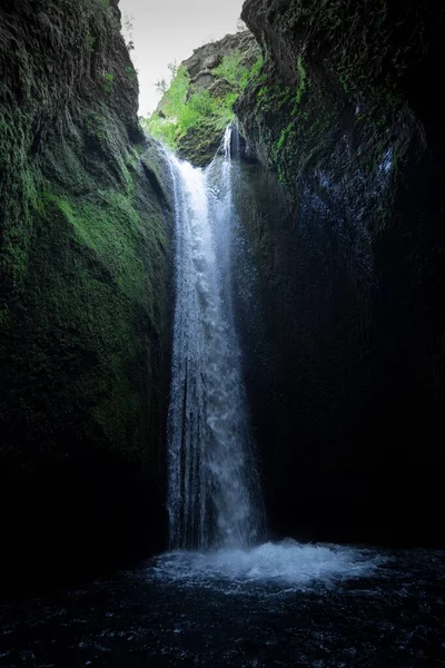 Een Verticaal Shot Van Een Kleine Waterval Een Verborgen Canyon — Stockfoto