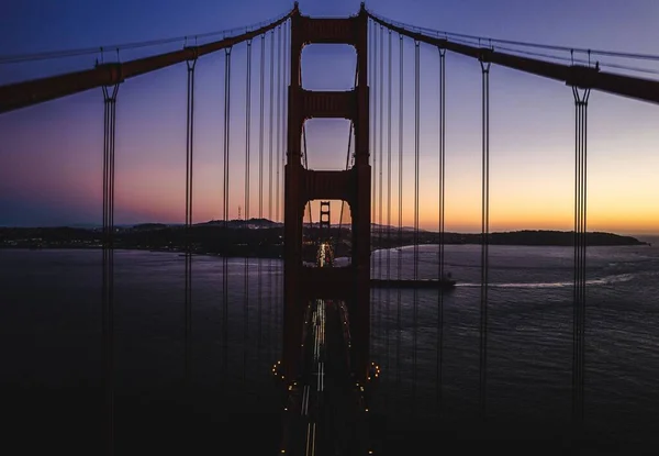 Golden Gate Függőhíd Magas Szöge Naplementekor Lila Háttér — Stock Fotó