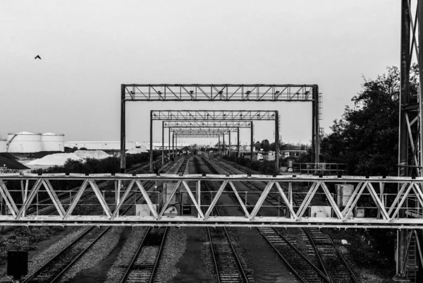 Eine Schwarz Weiß Aufnahme Einer Eisenbahn — Stockfoto