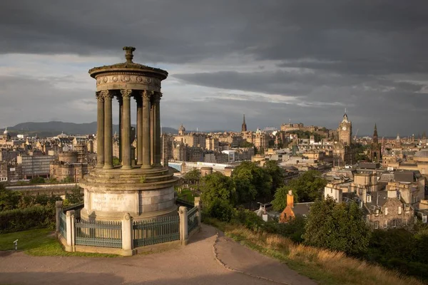 Dugald Stewart Monument Stunning Cityscape Edinburgh Cloudy Day — Stock Photo, Image
