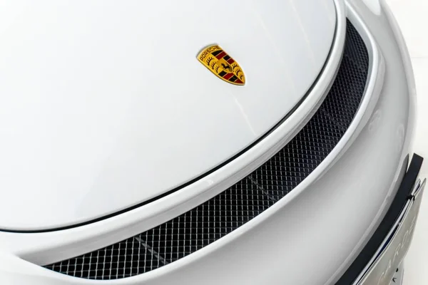 Высокий Угол Обзора Логотипа Белом Автомобиле Porsche Boxster Spider — стоковое фото