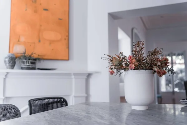 灰色の大理石のテーブルの上に花の花瓶とモダンなキッチン — ストック写真