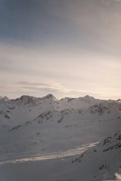 Tiro Vertical Montanhas Cobertas Neve Inverno — Fotografia de Stock