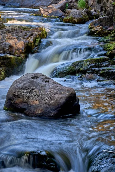 Una Imagen Escénica Del Flujo Río Rocoso Con Efecto Agua —  Fotos de Stock