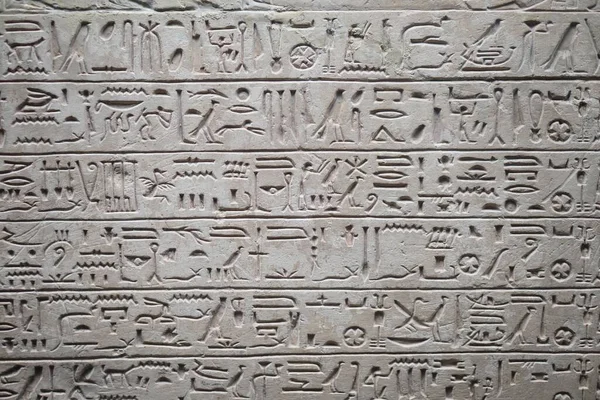 Tapınağın Duvarındaki Iyi Korunmuş Eski Mısır Hiyerogliflerine Yakın Çekim — Stok fotoğraf