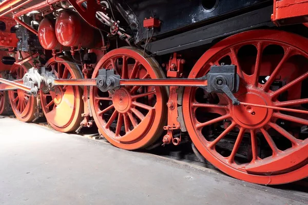火车头火车头上红色蒸汽轮的特写 — 图库照片