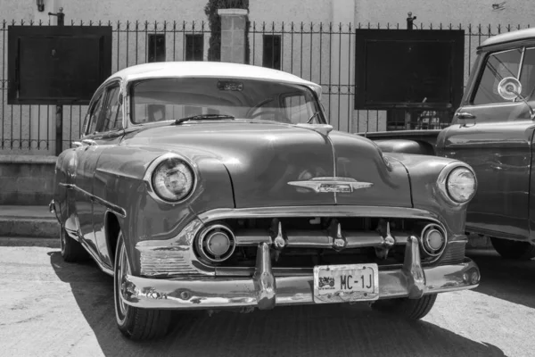 Uma Foto Tons Cinza Chevrolet 210 Classic Exibida Uma Exposição — Fotografia de Stock