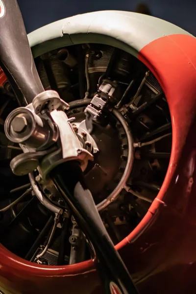 Een Verticaal Close Van Vliegtuig Propeller Motor Van Wwii Tijdperk — Stockfoto
