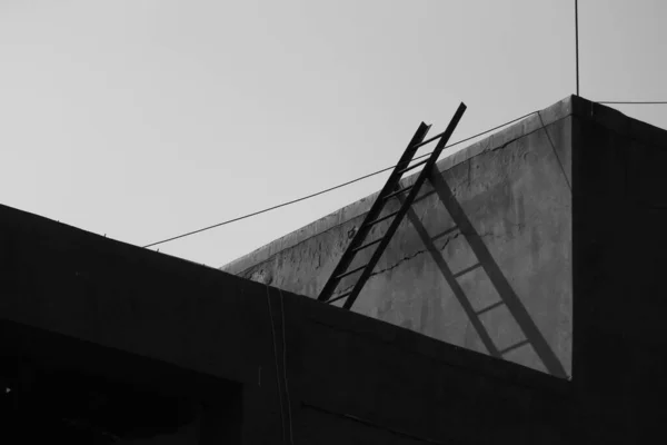 Крыша Здания Лестницами Черно Белого Цвета — стоковое фото