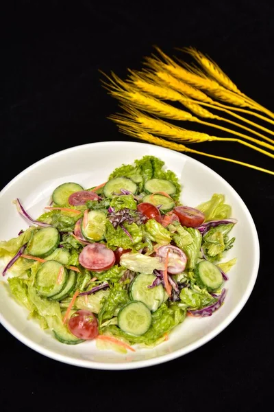 Une Salade Fraîche Saine Avec Des Légumes Sur Fond Noir — Photo